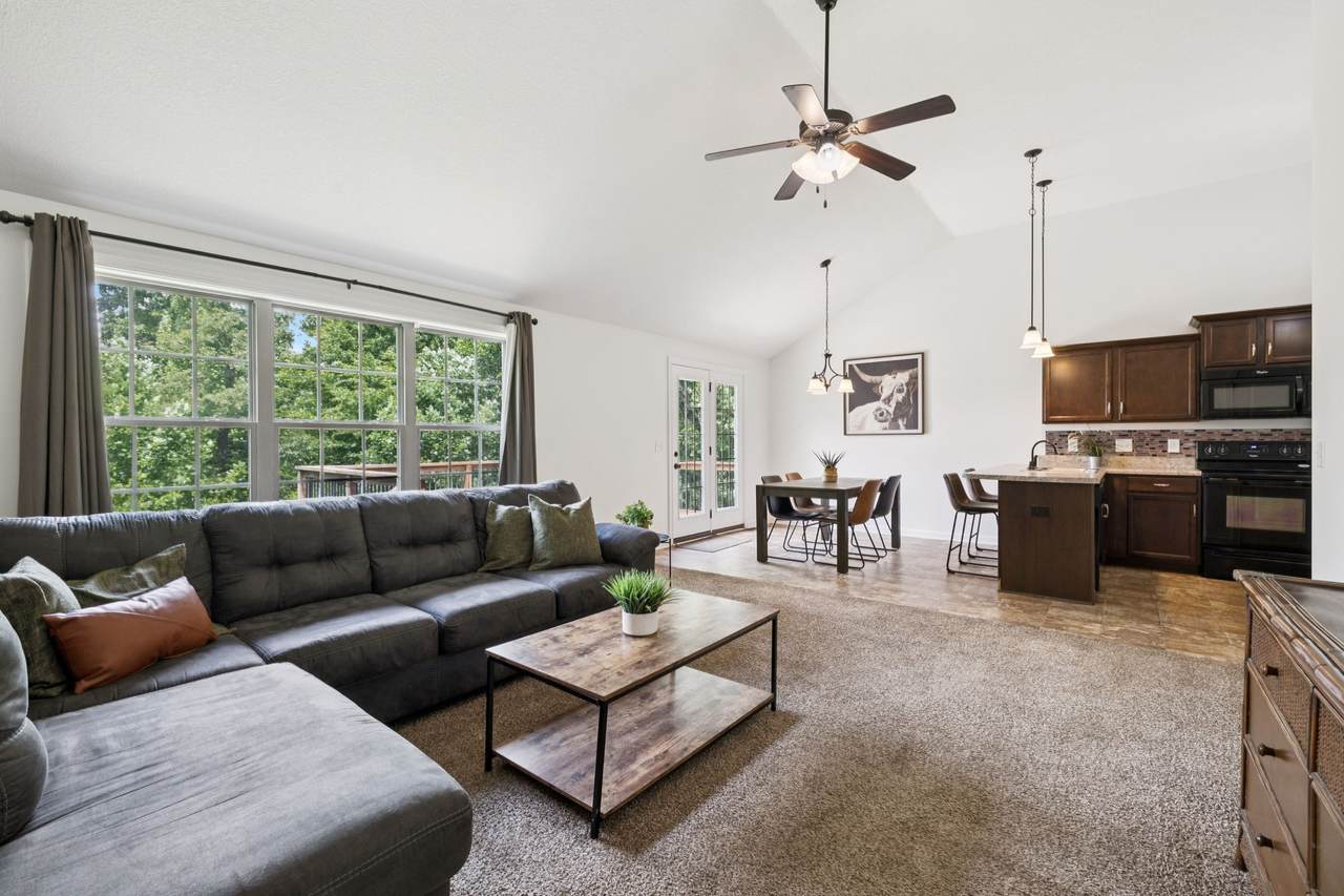 1815 Camelot Dr - Photo 1