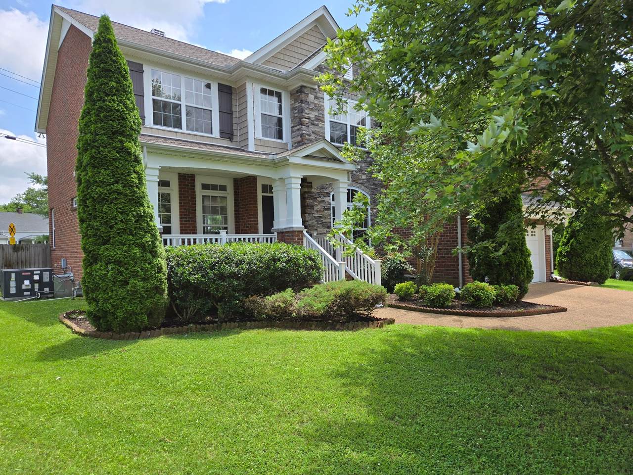 821 Alex Way - Photo 1
