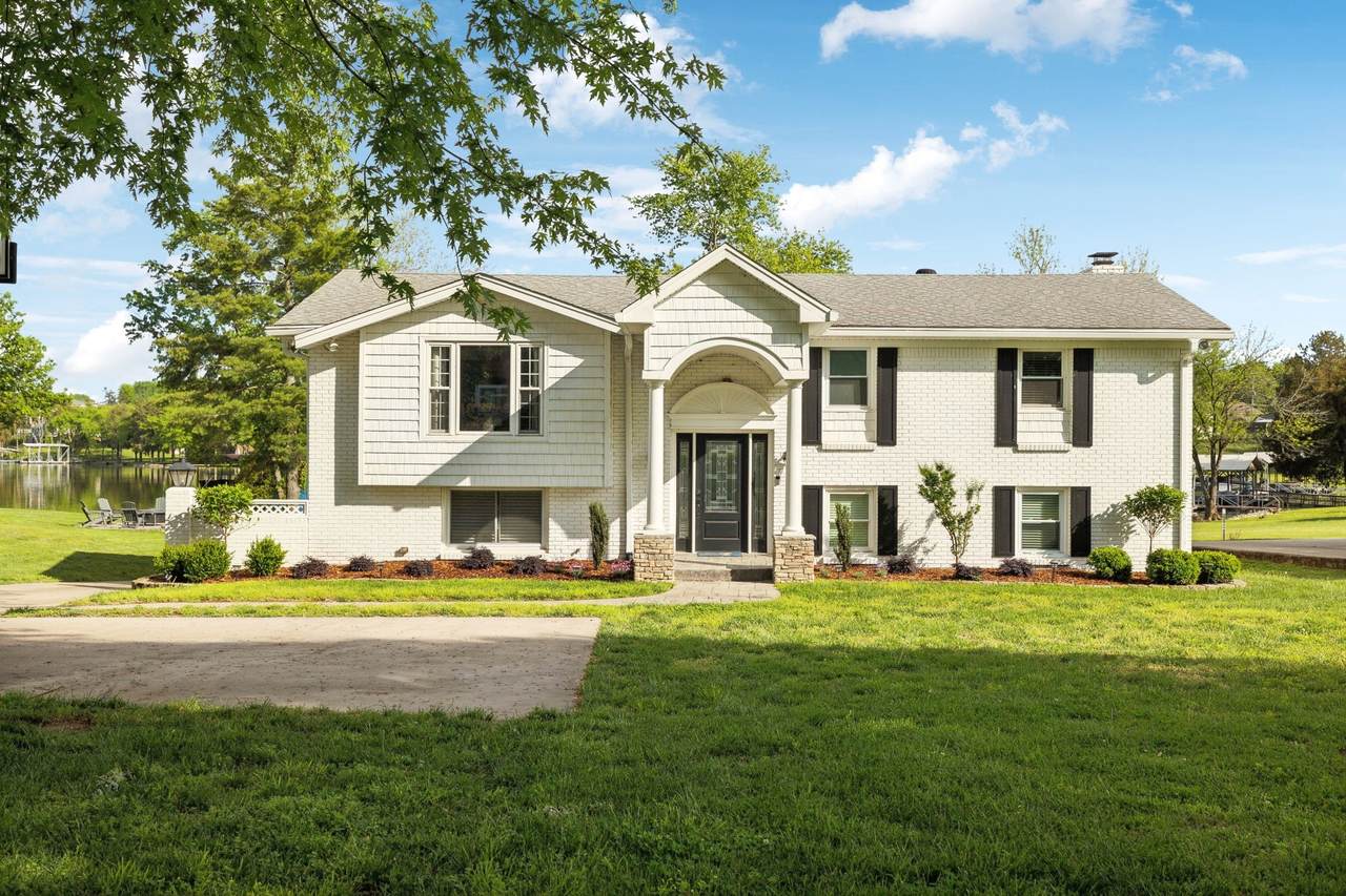 1048 Edgewater Cir - Photo 1