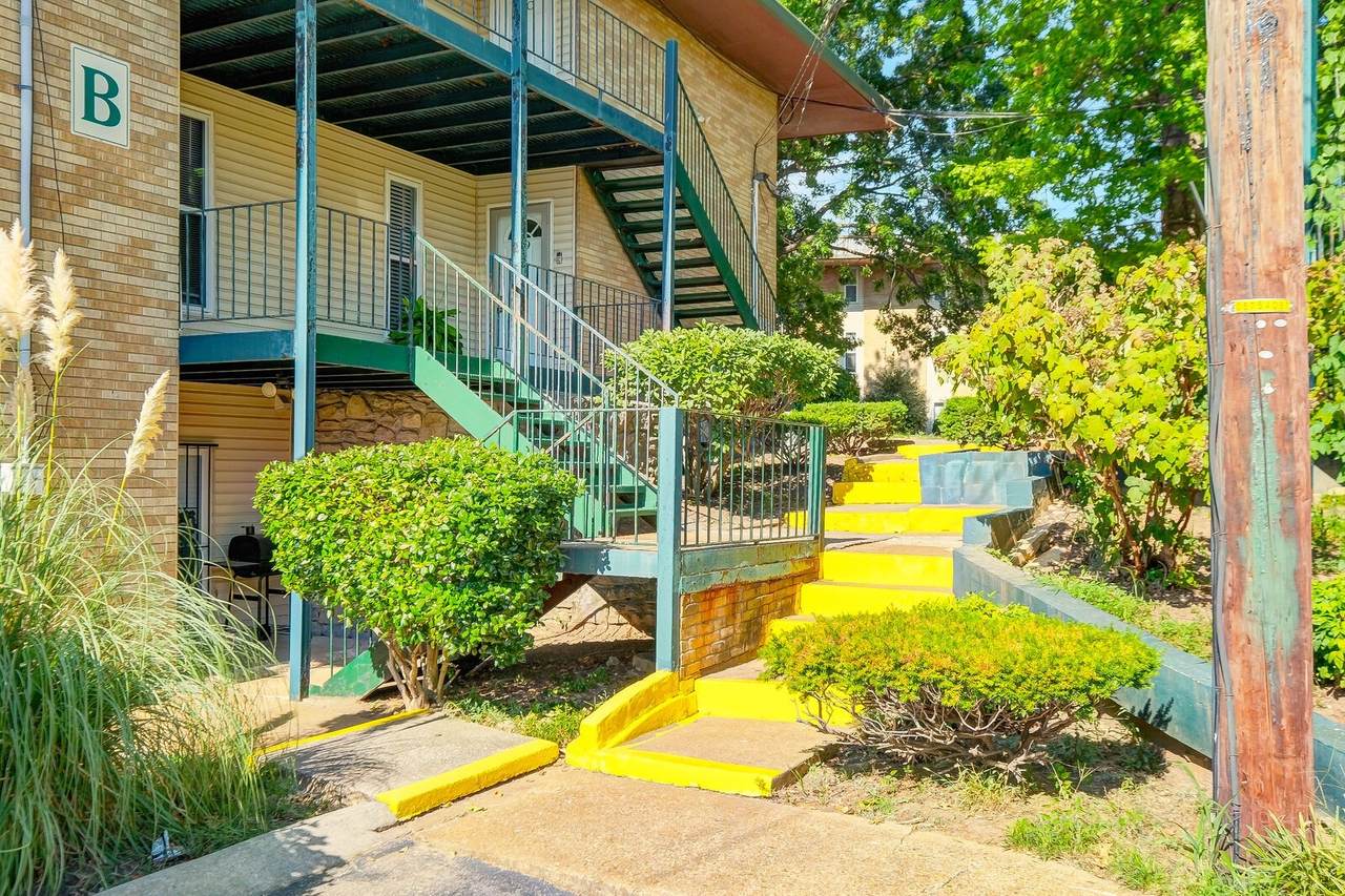 555 N Dupont Ave - Photo 1