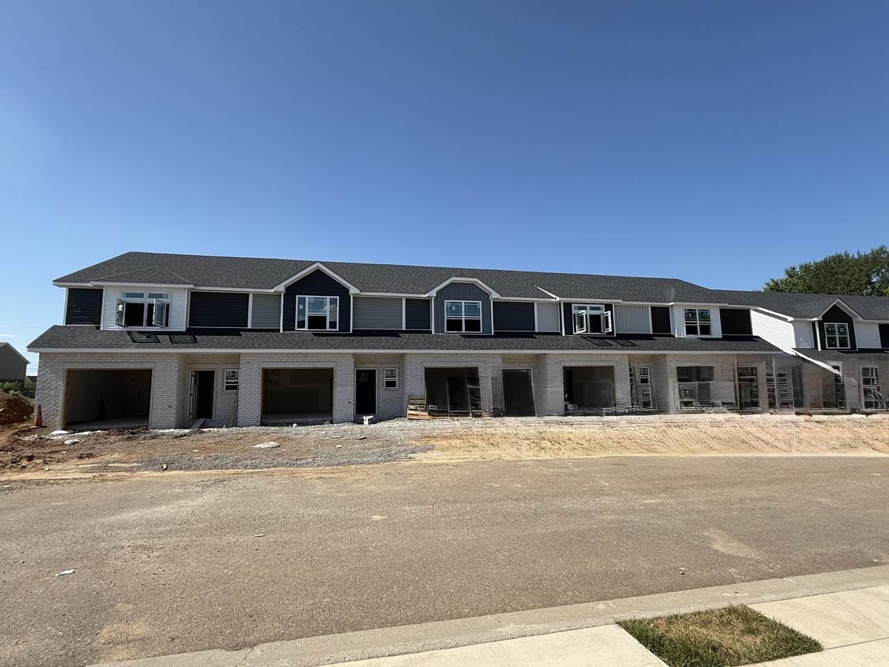 202 W Fallow Ct - Photo 1