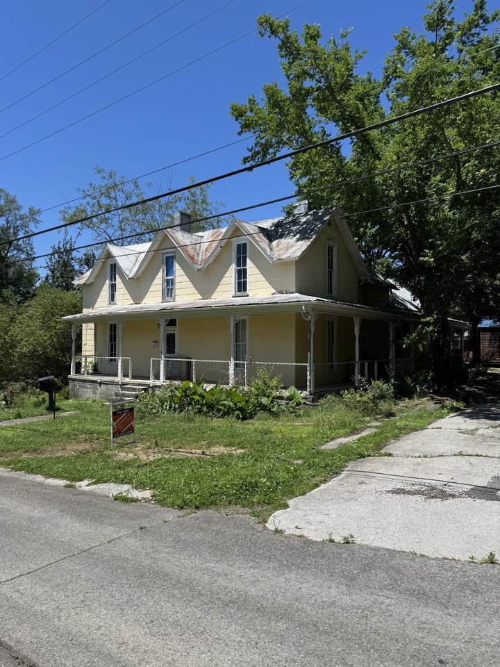 112 W Hackberry St - Photo 1