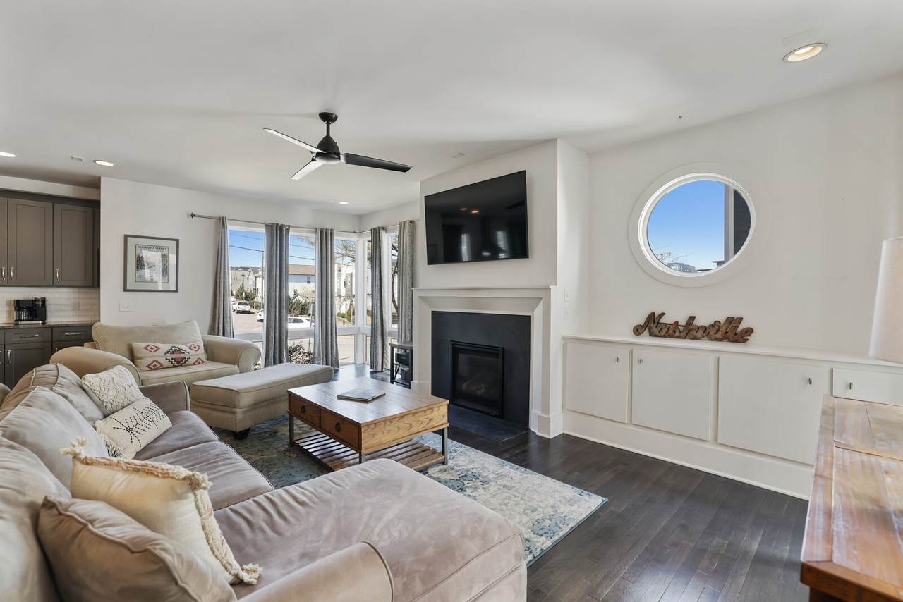 944 9th Ave - Photo 1