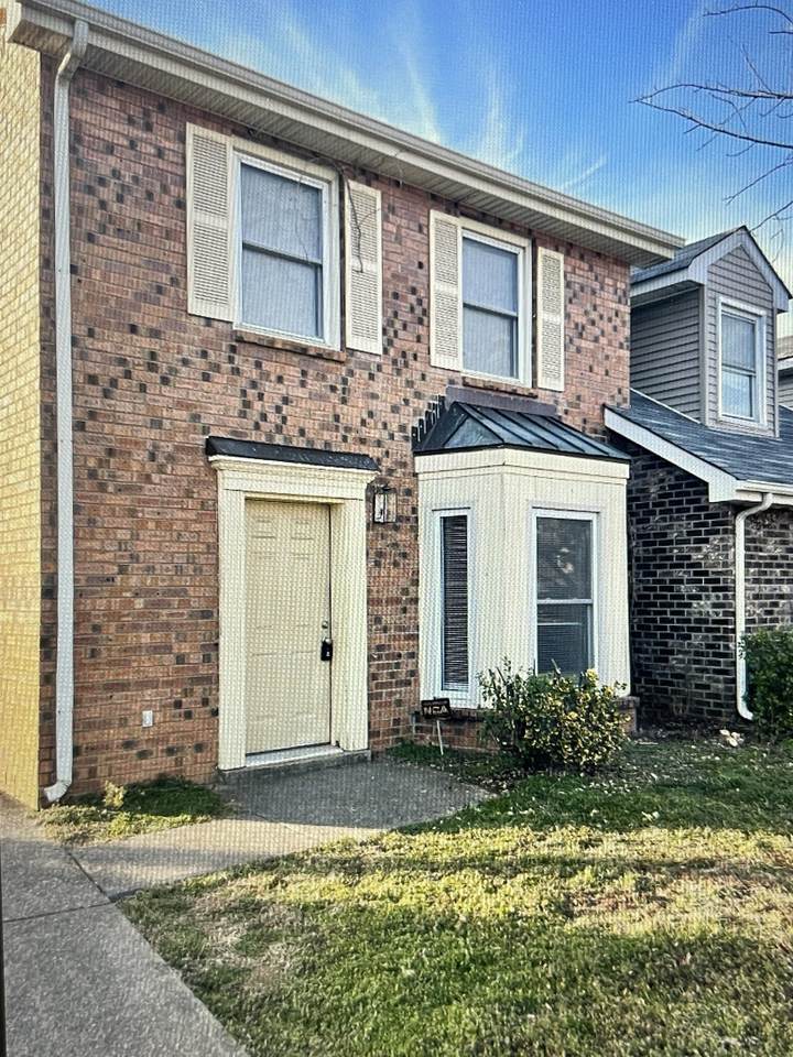 1821 Lexington Trce - Photo 1