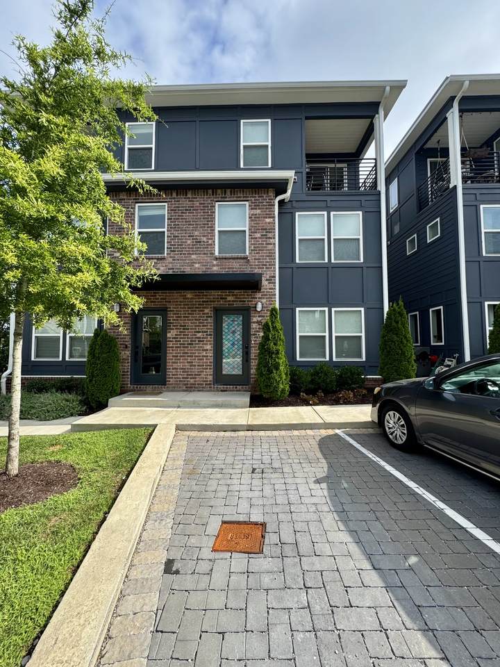102 Duke St - Photo 1