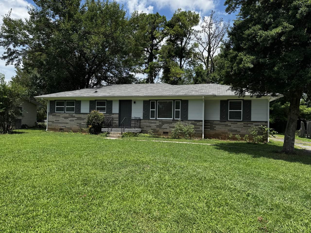 1018 Lawndale Dr - Photo 1