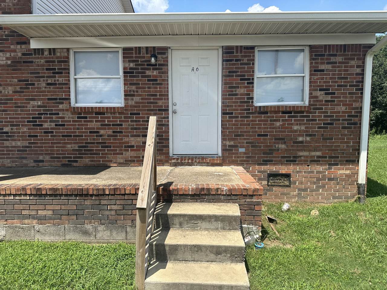 410 Manor Dr - Photo 1