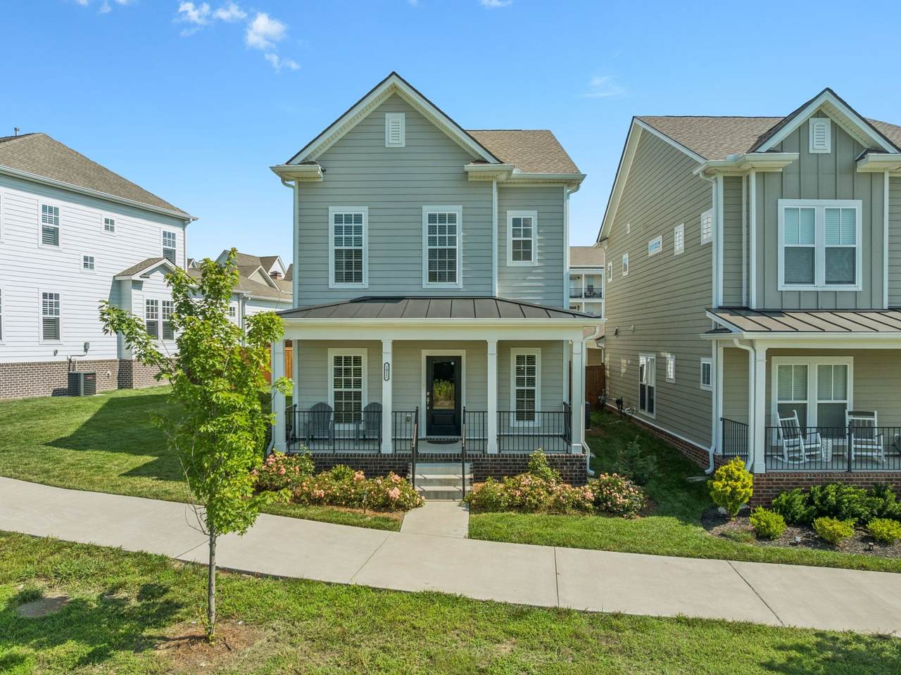 1012 Stoneleigh Ln - Photo 1