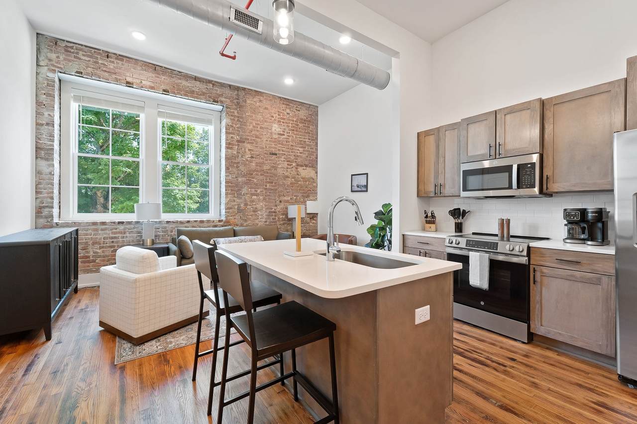 211 W Colville St - Photo 1