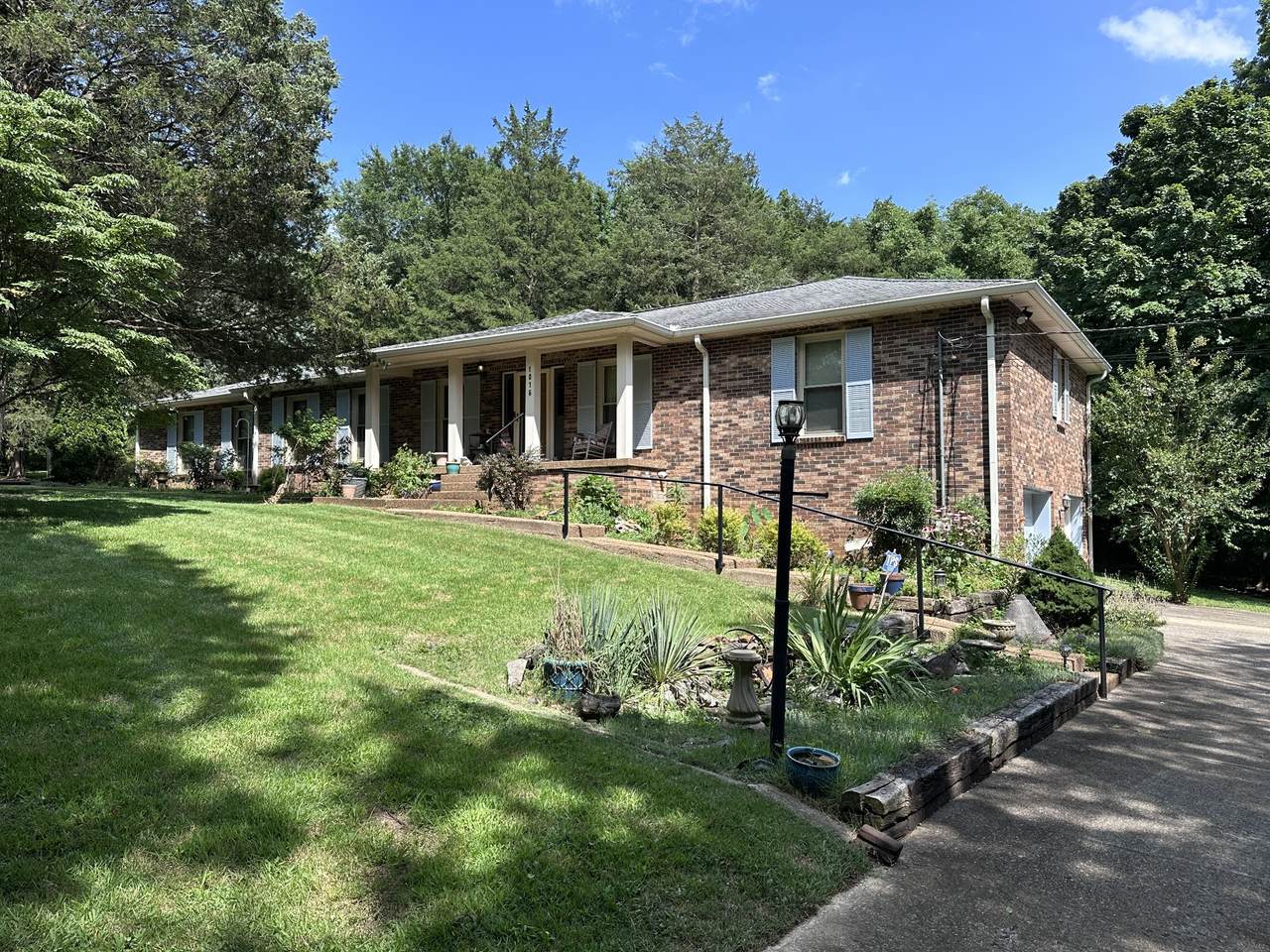 1016 Lakeview Dr - Photo 1