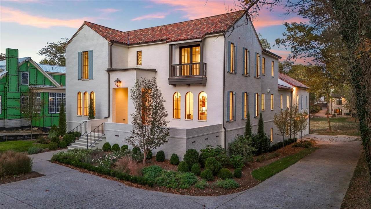 438 Lynnwood Blvd - Photo 1