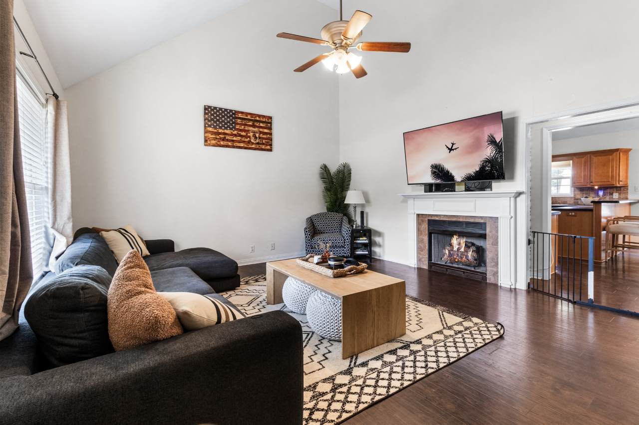 1375 Tannahill Way - Photo 1