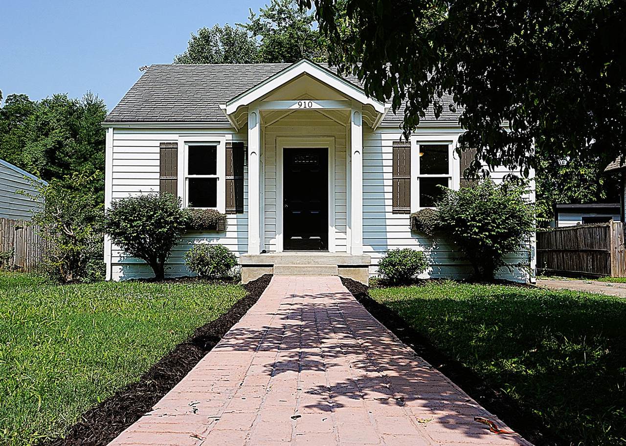 910 Apex St - Photo 1