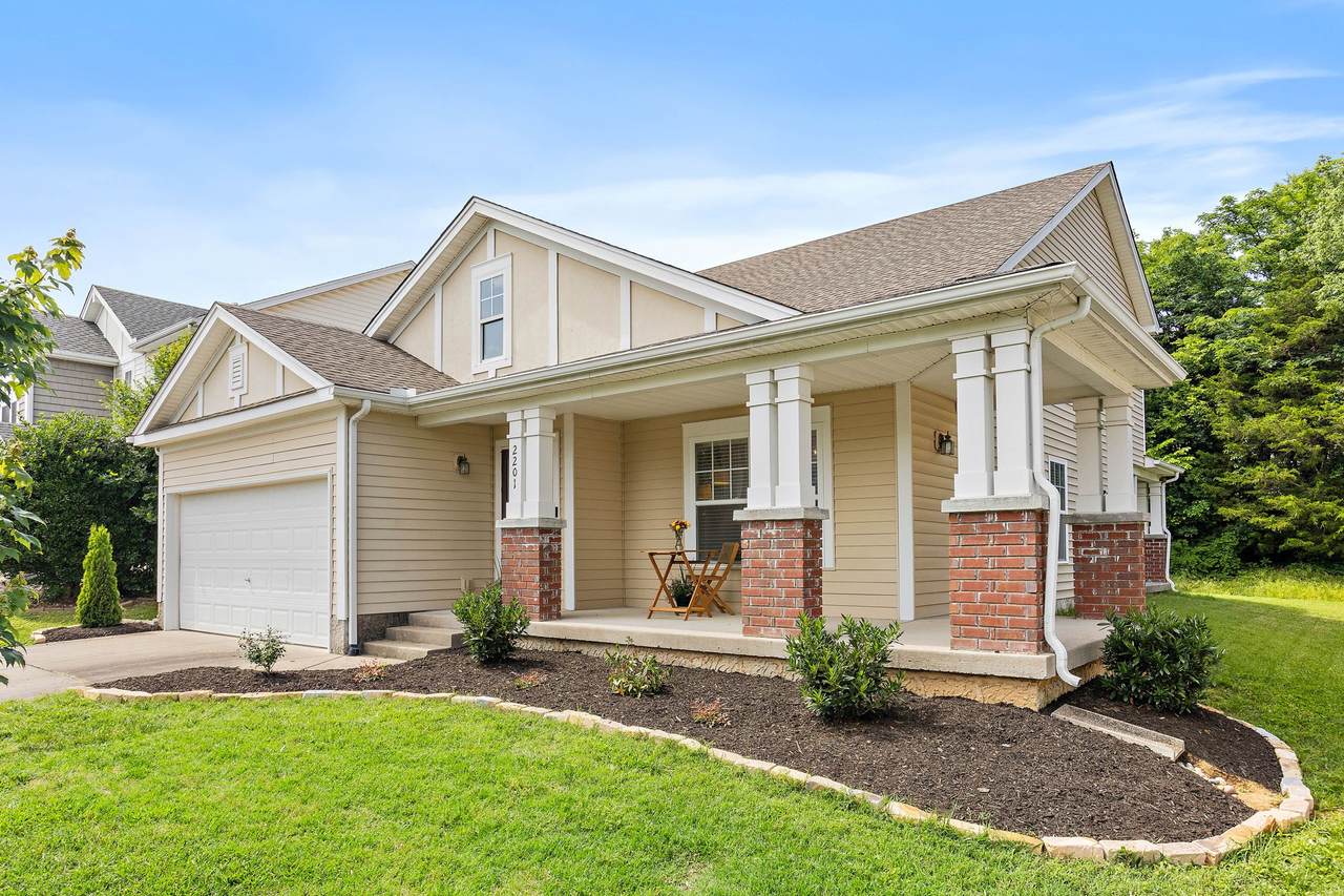 2201 Erin Ln - Photo 1