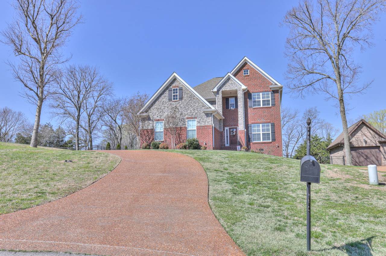 127 Waters Hill Cir - Photo 1