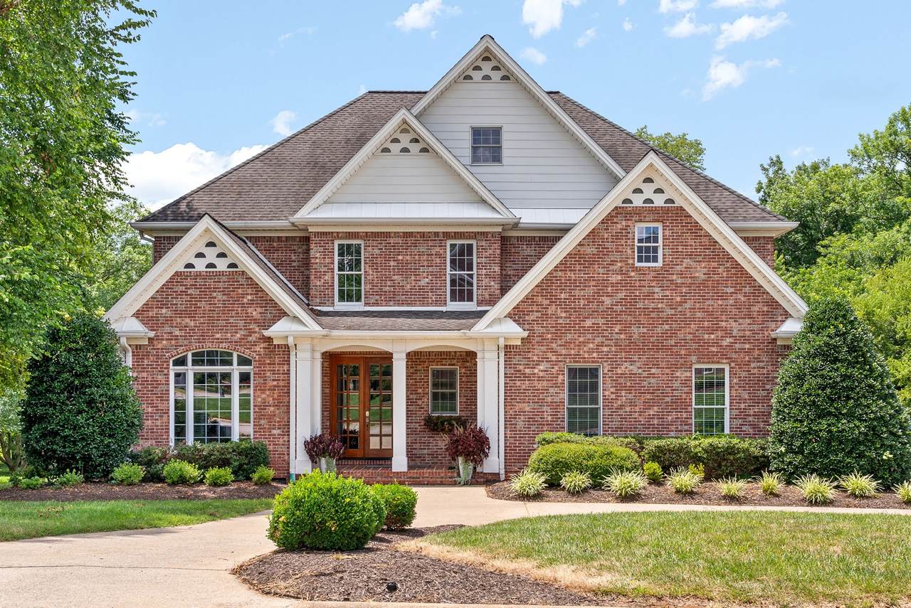 305 Lincoln Way - Photo 1