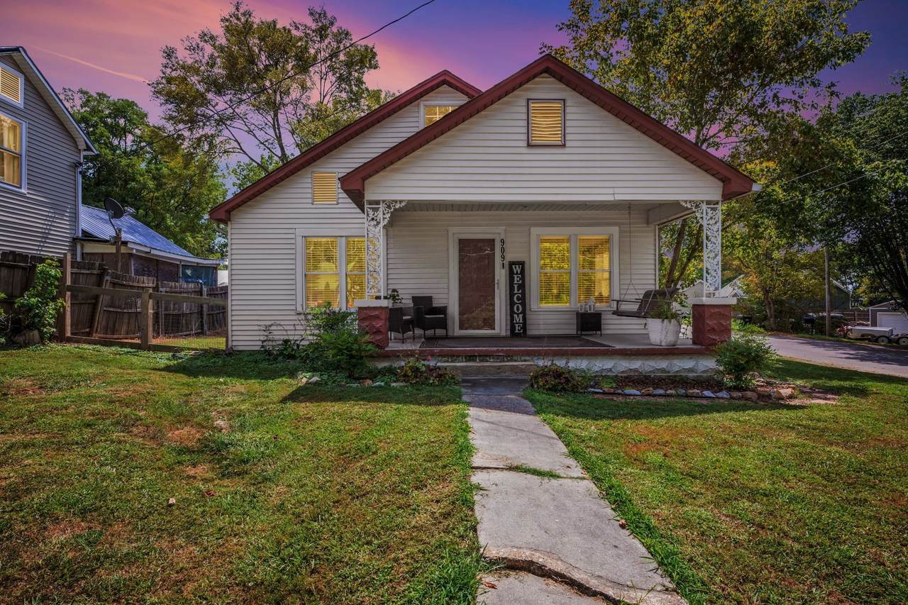 909 W 1st St - Photo 1