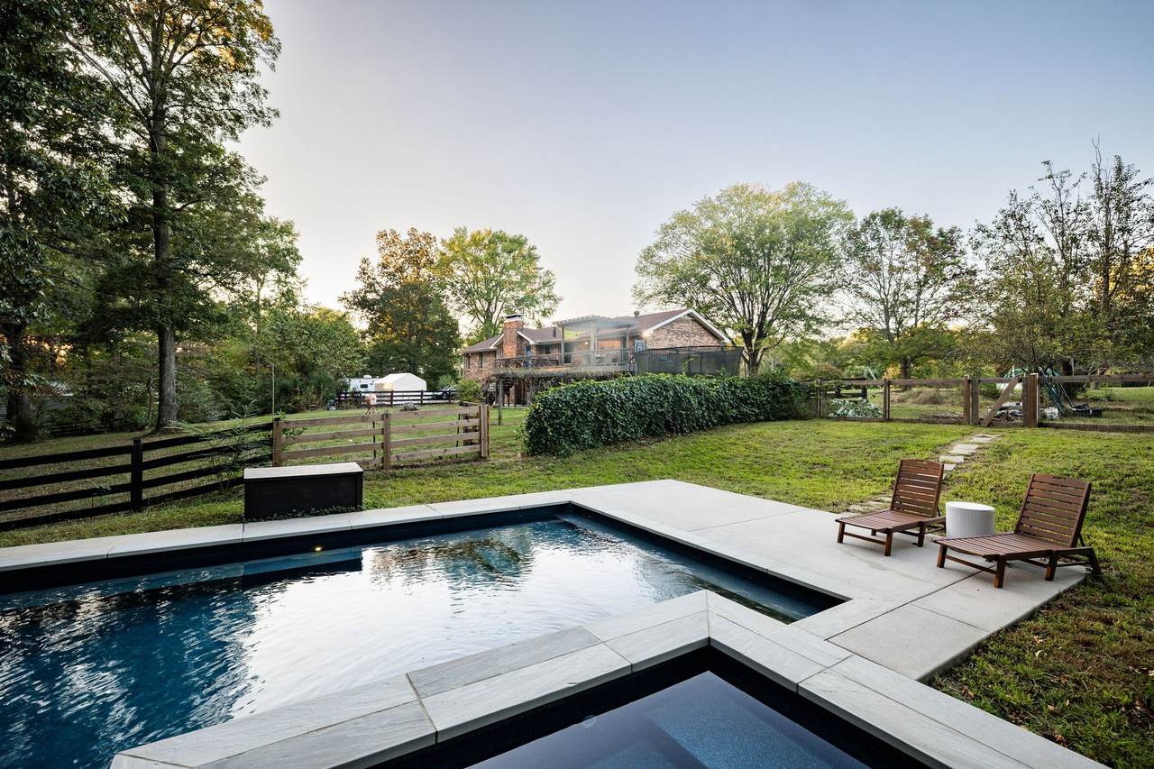 1062 Matthews Ln - Photo 1