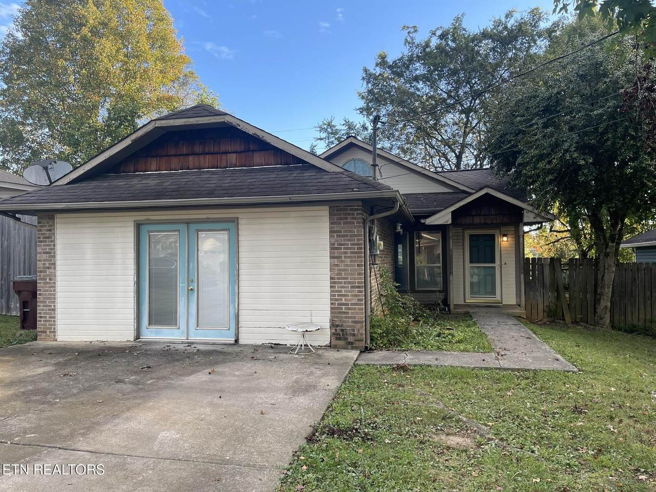 2128 Victoria Lane - Photo 1