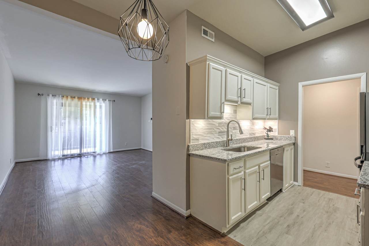 4425 Westlawn Dr - Photo 1