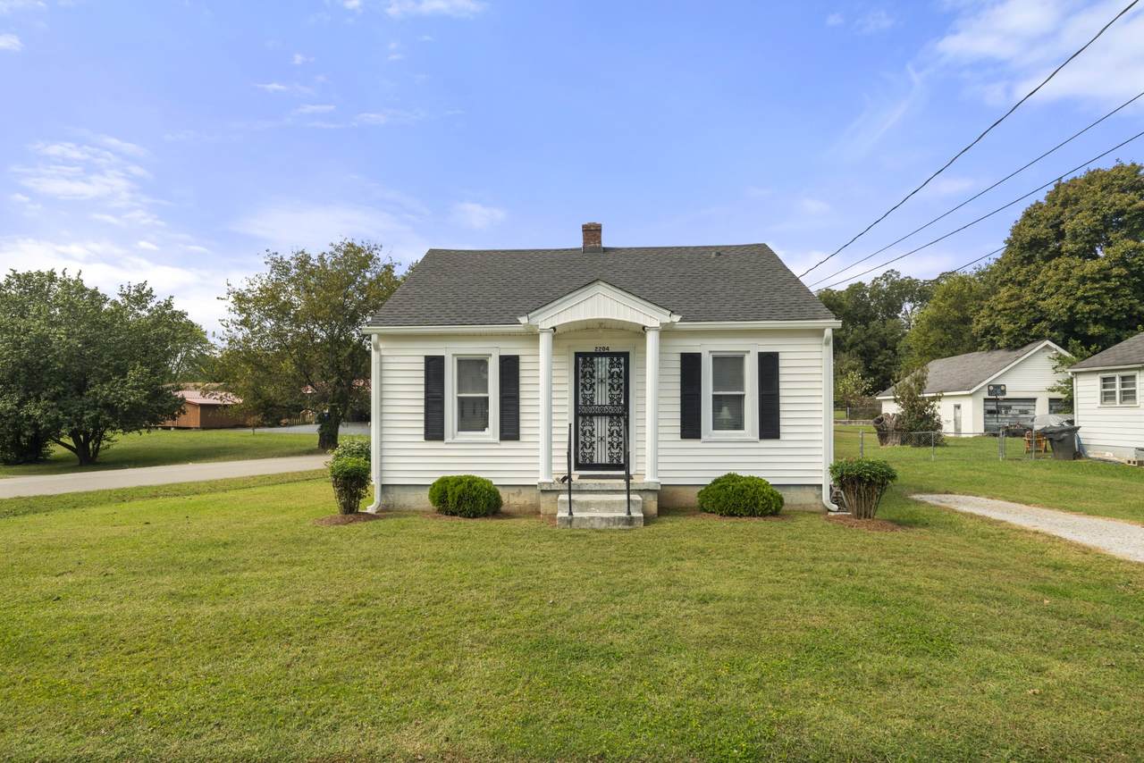 2204 Denham Ave - Photo 1