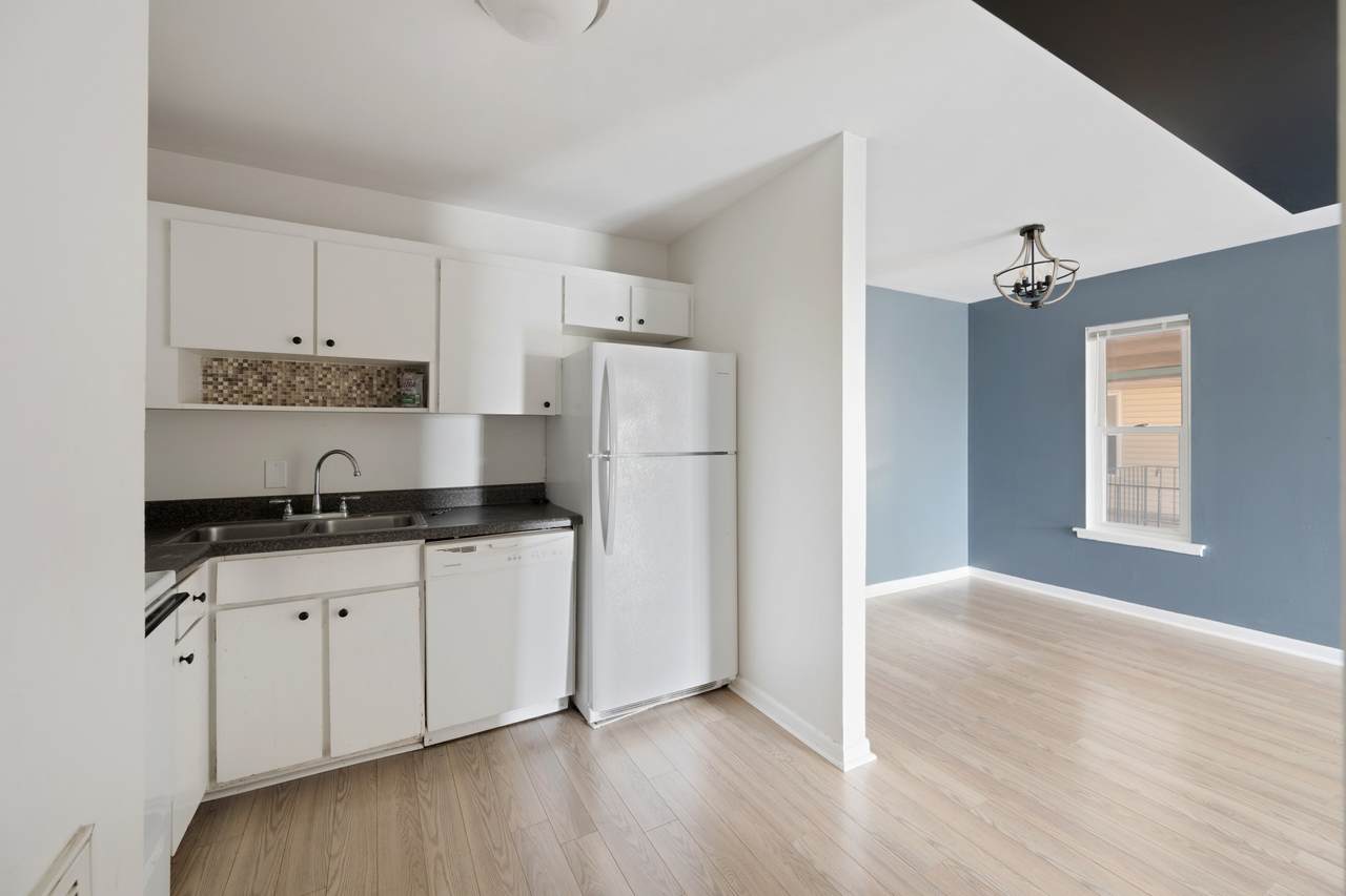 555 N Dupont Ave - Photo 1