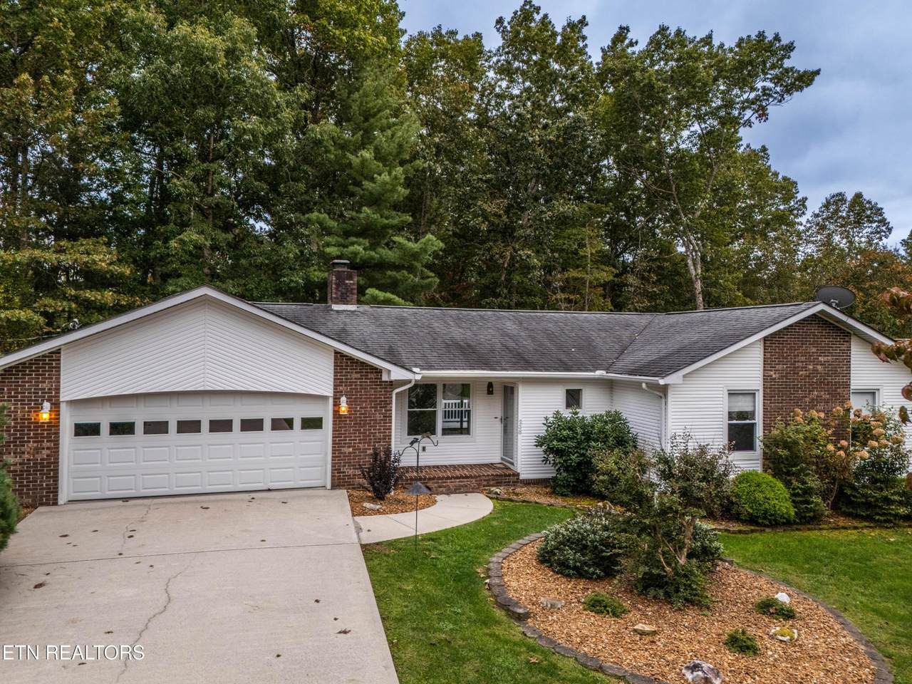 238 Lakeview Drive - Photo 1