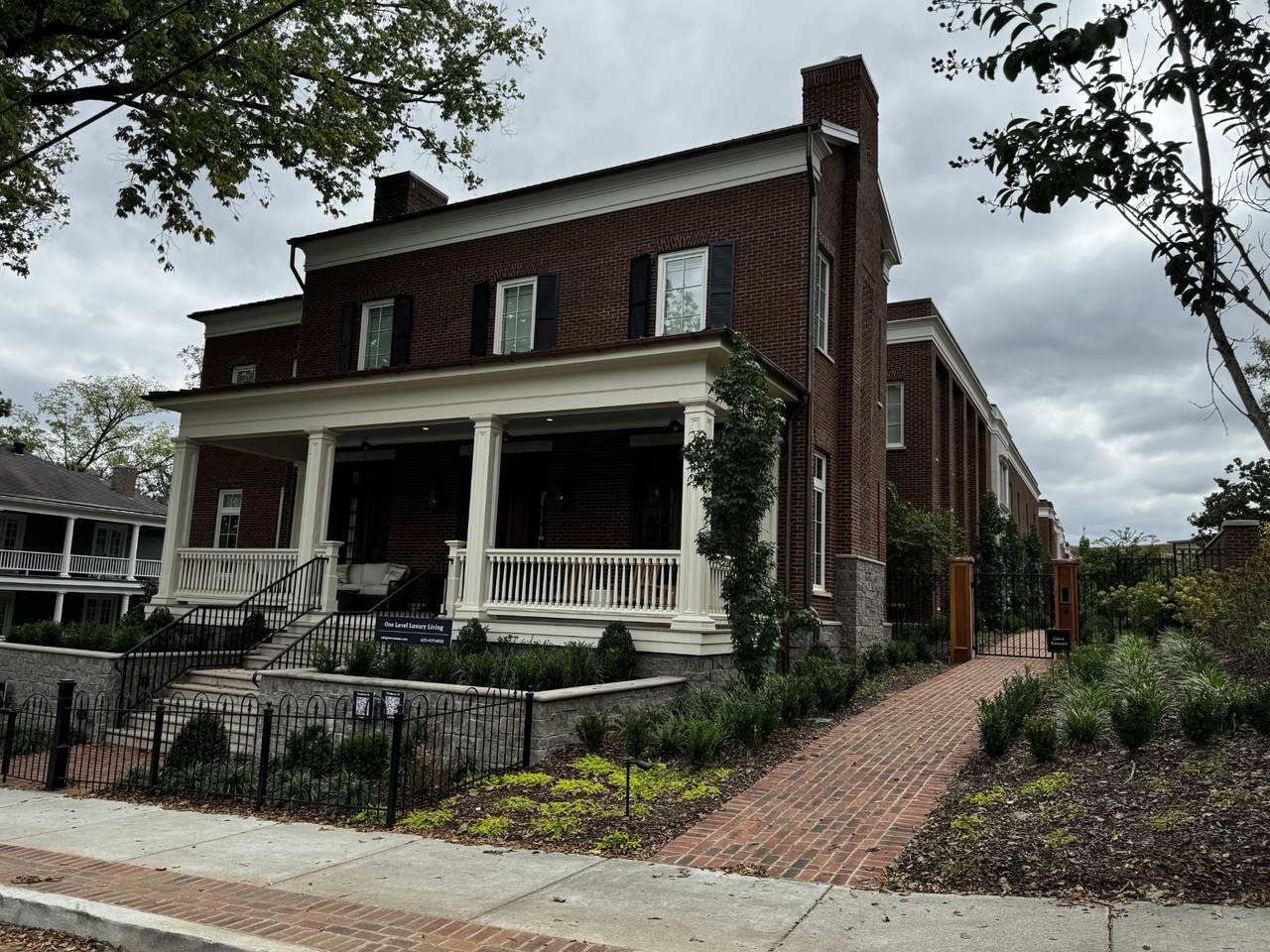 725 W Main St - Photo 1