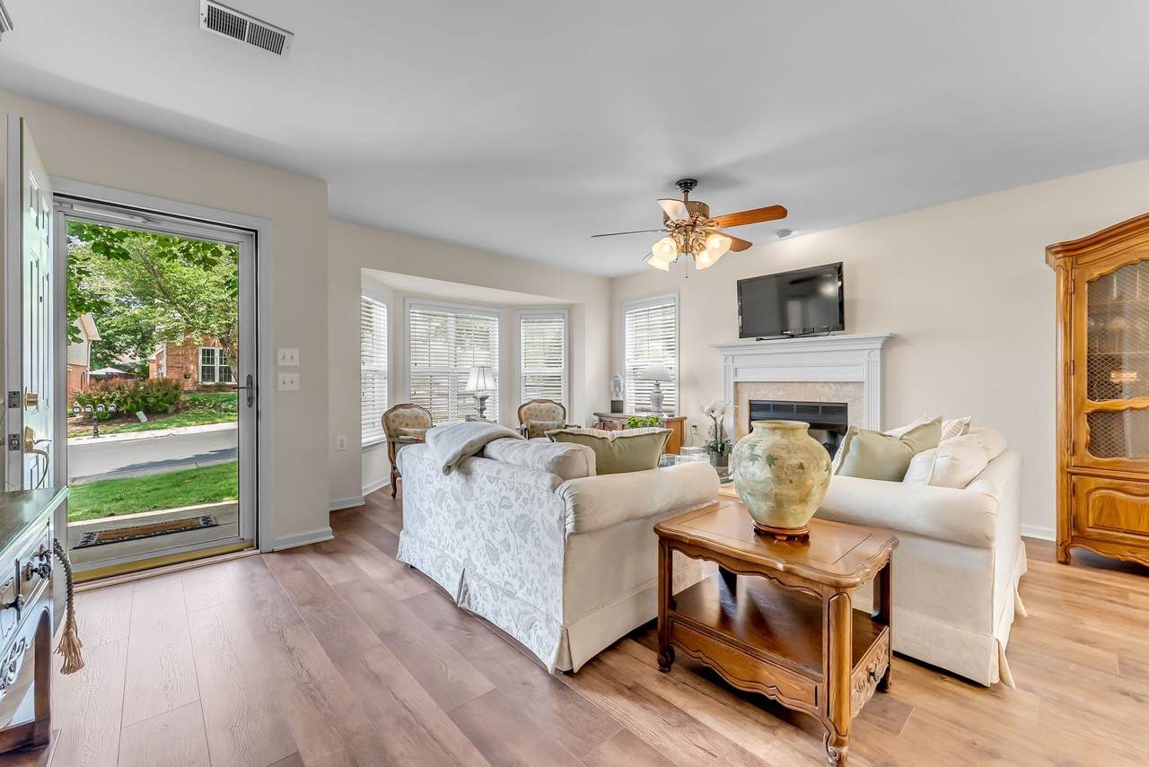 33 Holland Park Ln - Photo 1