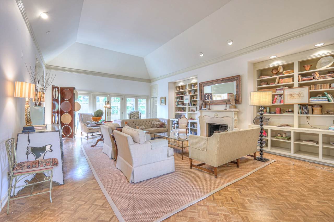 105 Burlington Ct - Photo 1