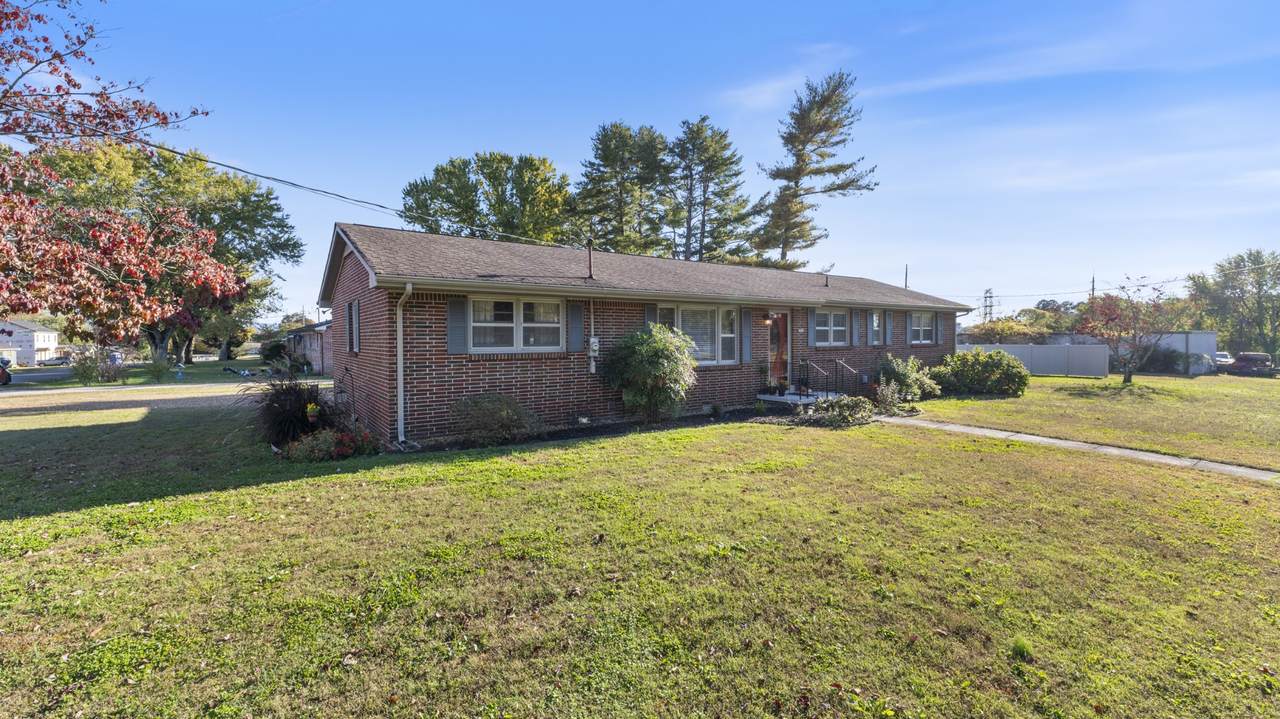 210 E Petty Ln - Photo 1