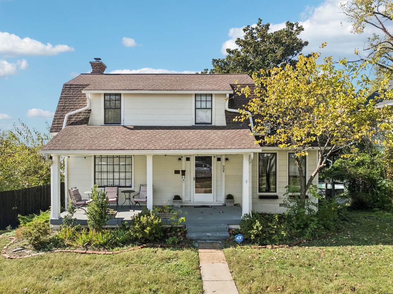 908 Clarke St - Photo 1