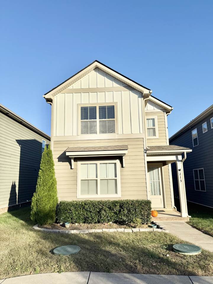 215 Manor Row - Photo 1