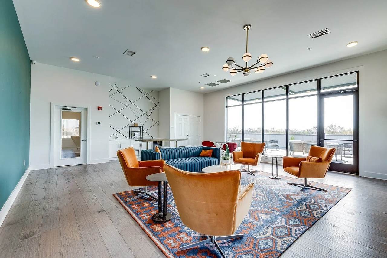 1041 E Trinity Ln - Photo 1