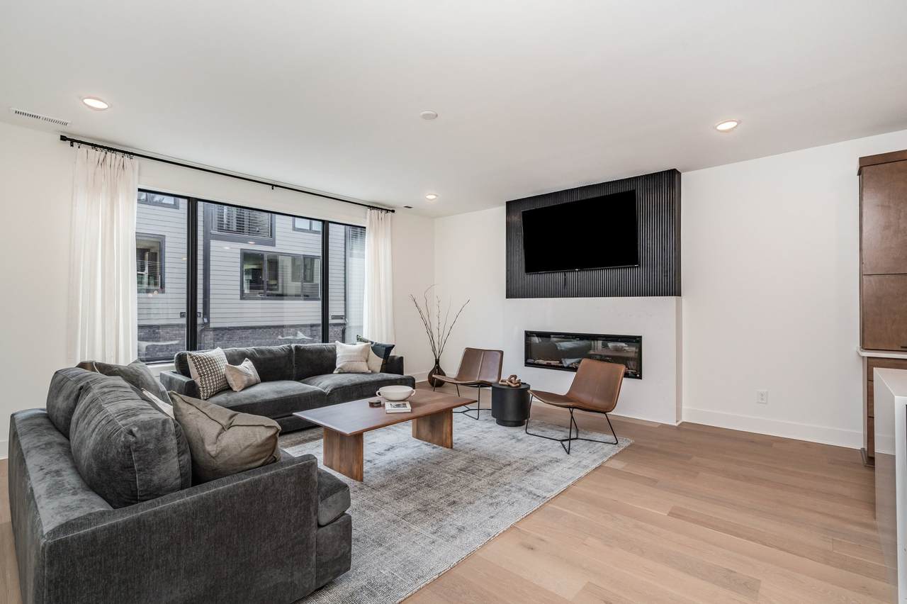 544A Rosedale Ave - Photo 1