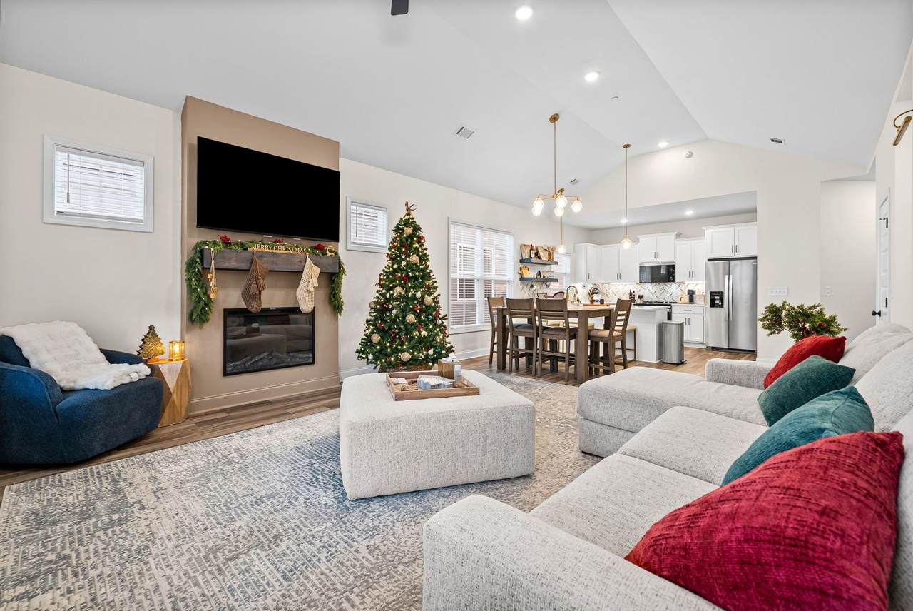 579 Centre St - Photo 1