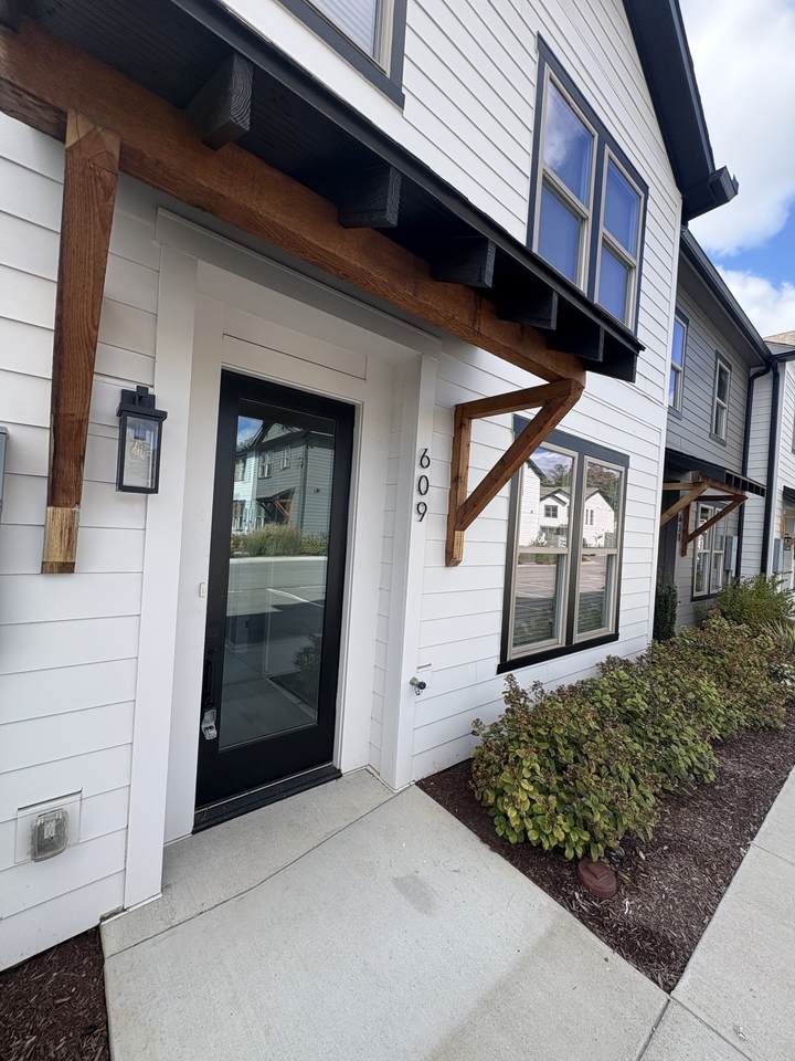 609 Wallace Ct - Photo 1