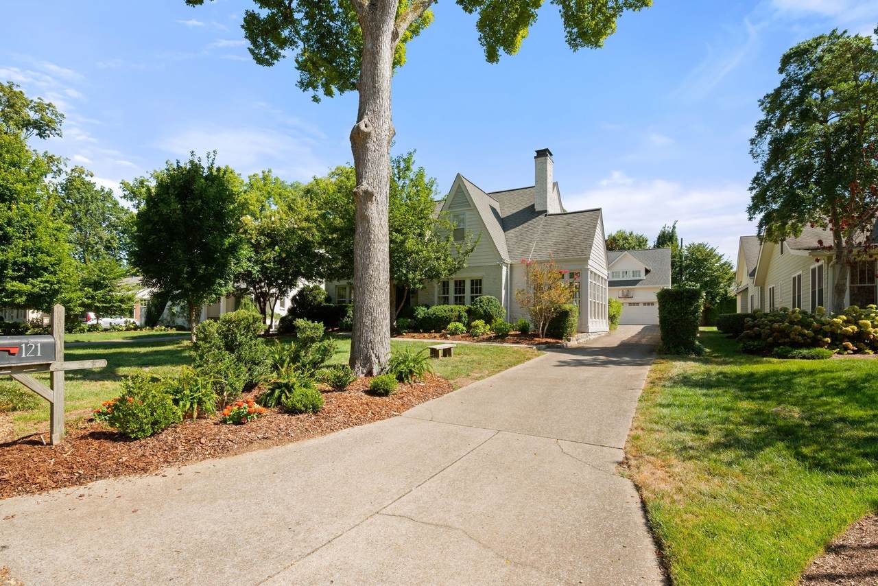 121 Blackburn Ave - Photo 1