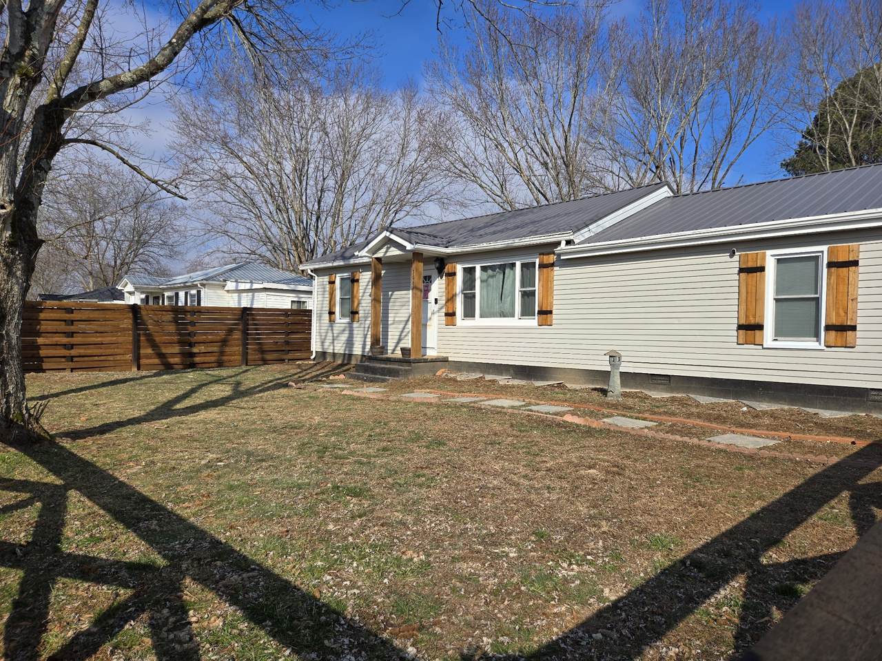 306 Johnson St - Photo 1