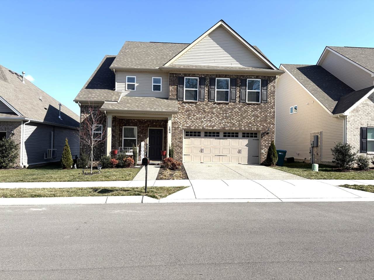 184 Hampshire Way - Photo 1