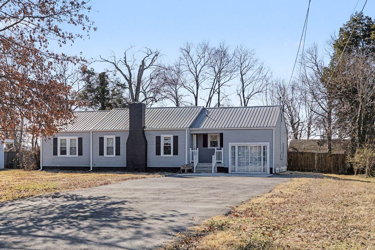 302 Hickory Dr - Photo 1