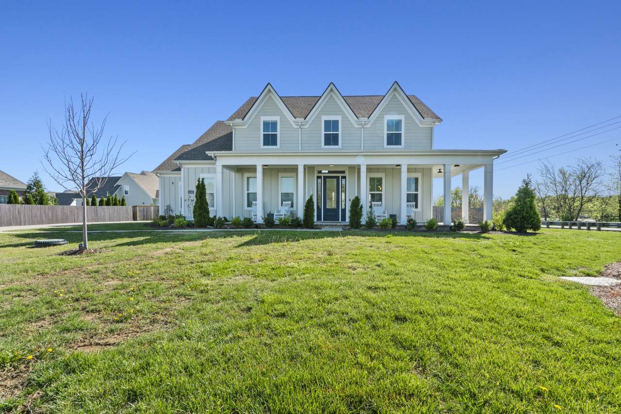 1103 Clarendon Ave - Photo 1