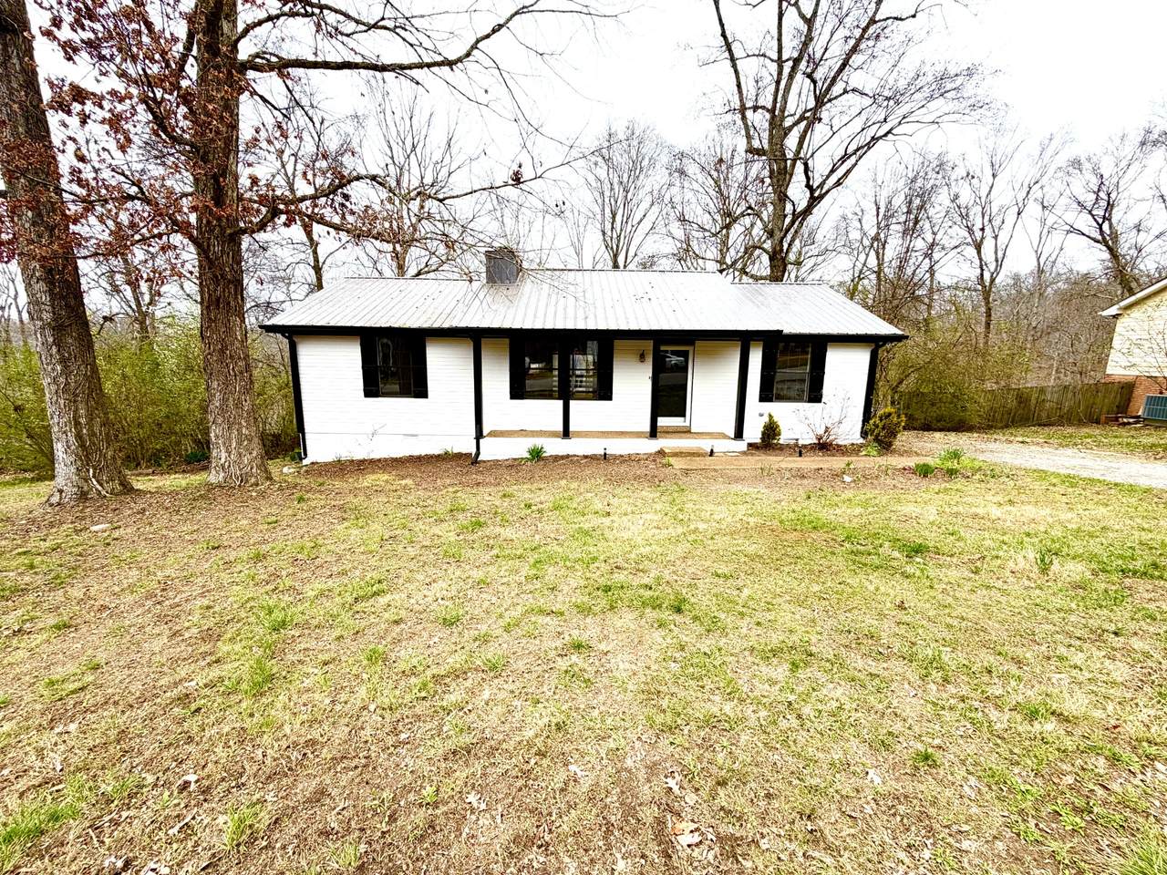 104 Treetop Ct - Photo 1