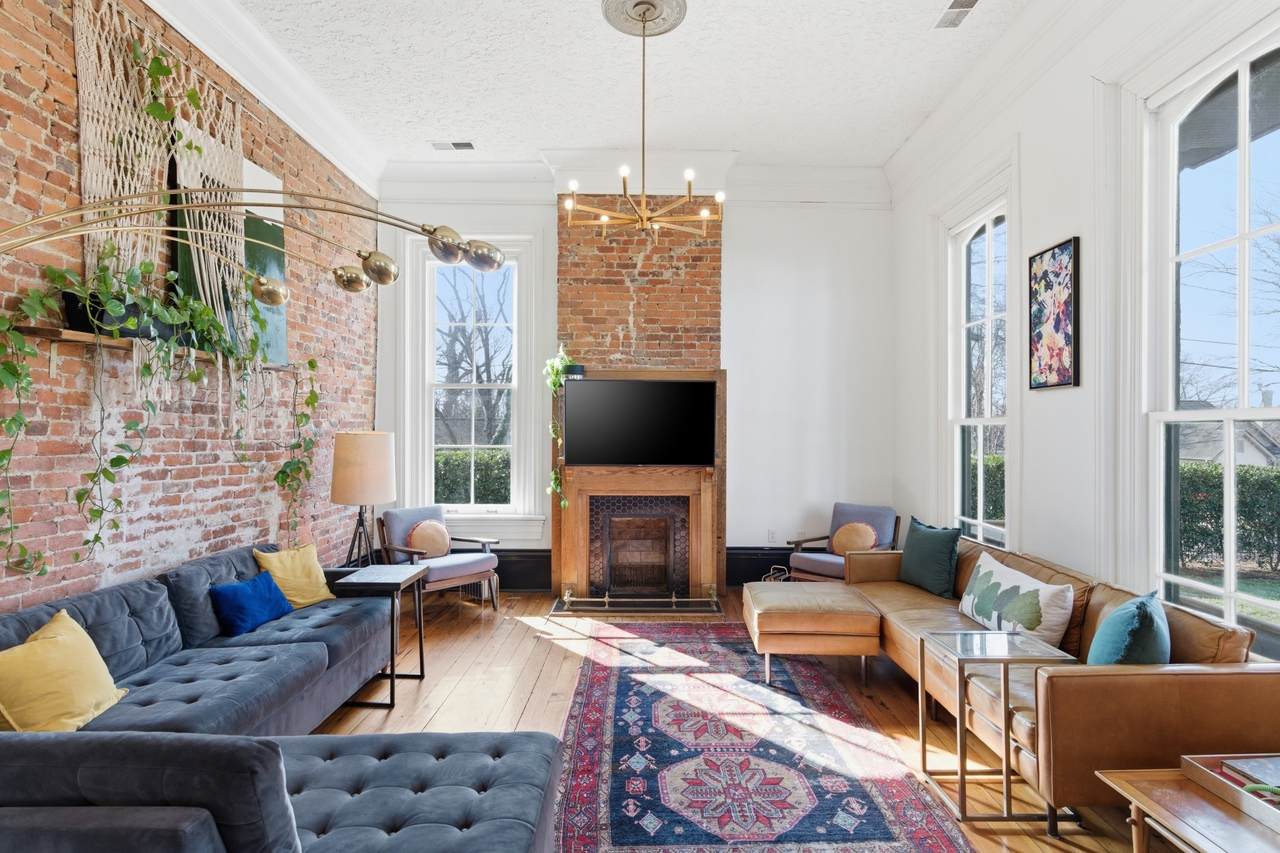 909 Manila Ave - Photo 1