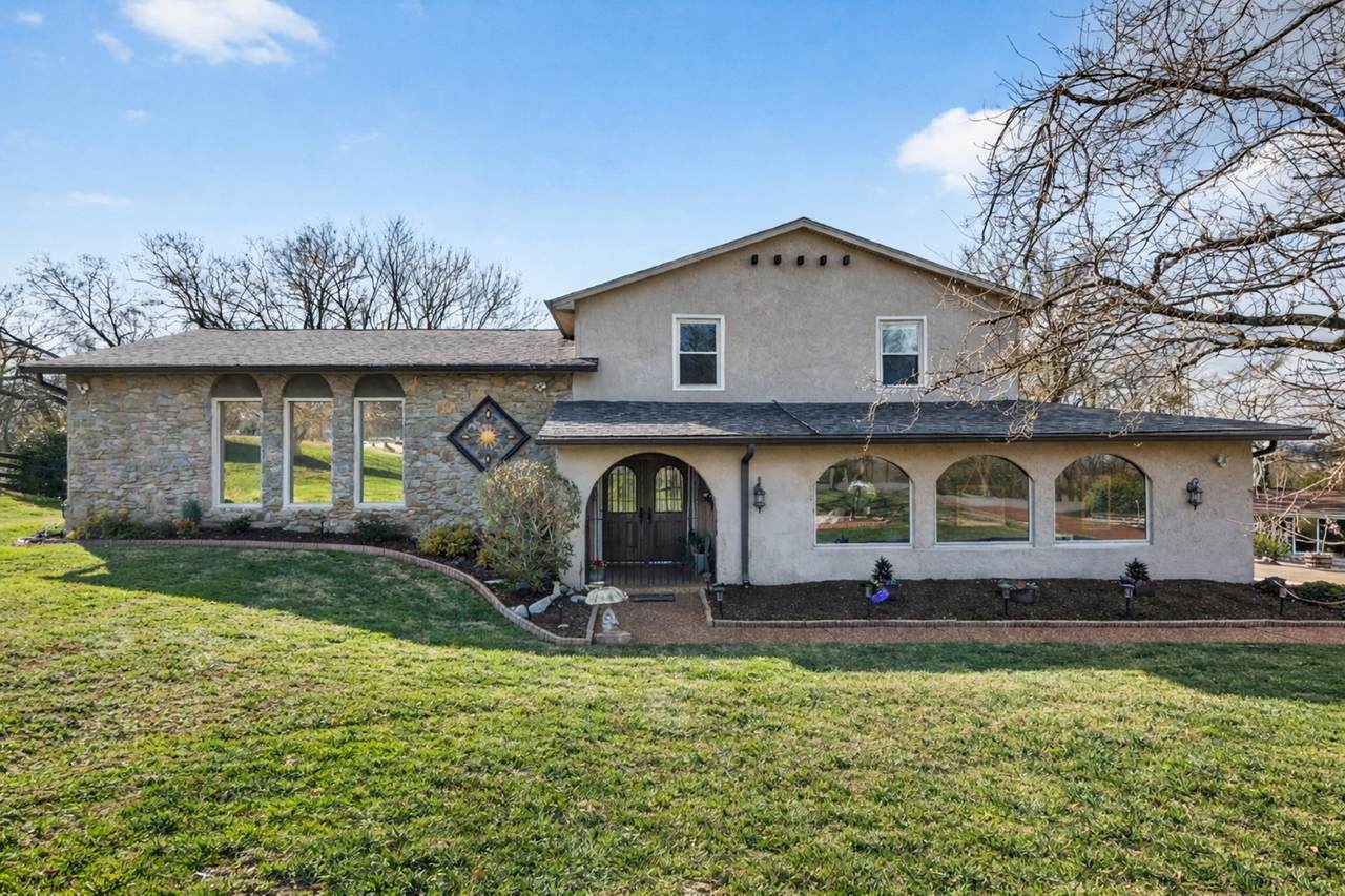 611 Beacon Hill Ln - Photo 1