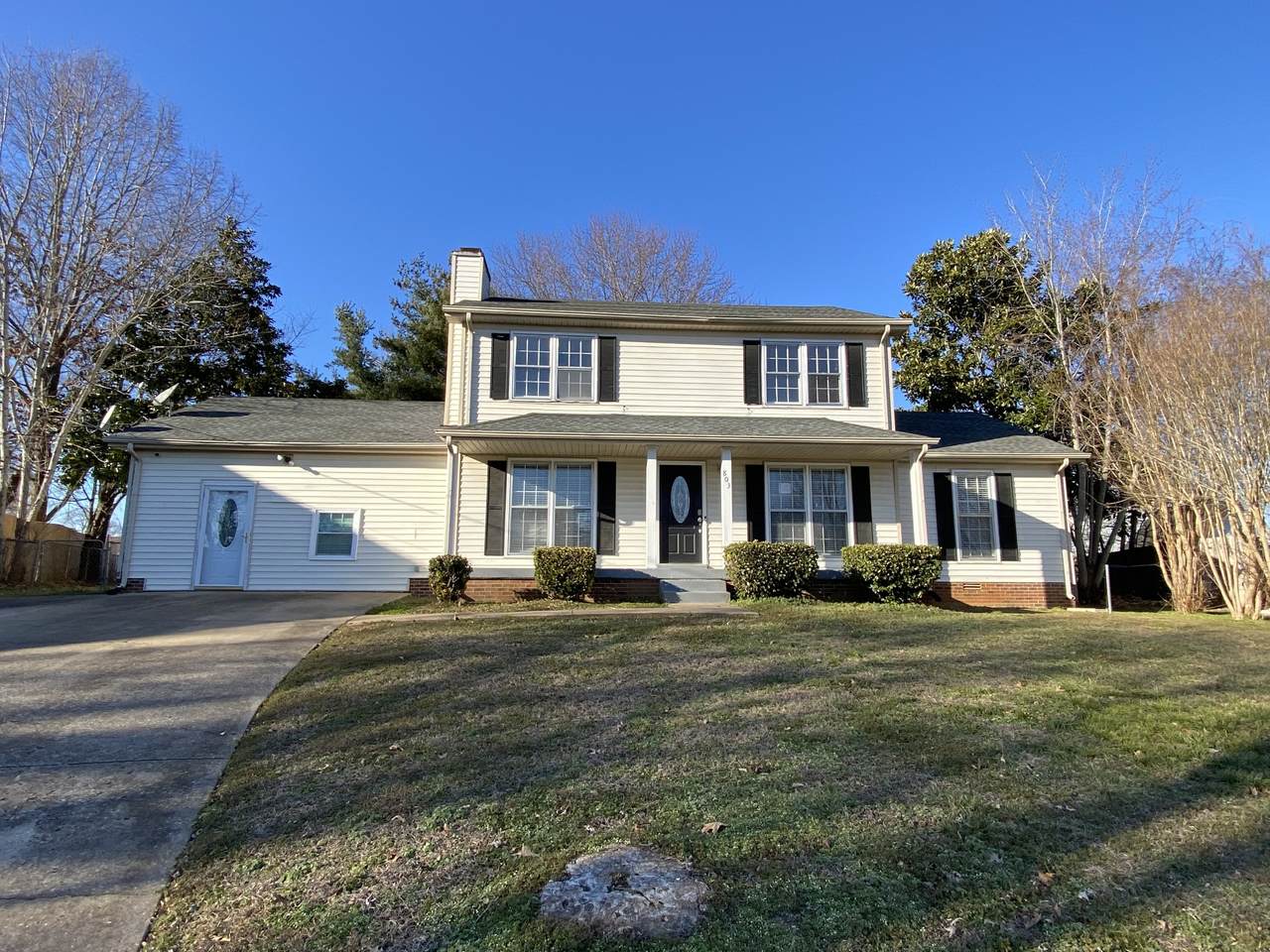 803 Parkview Ct - Photo 1