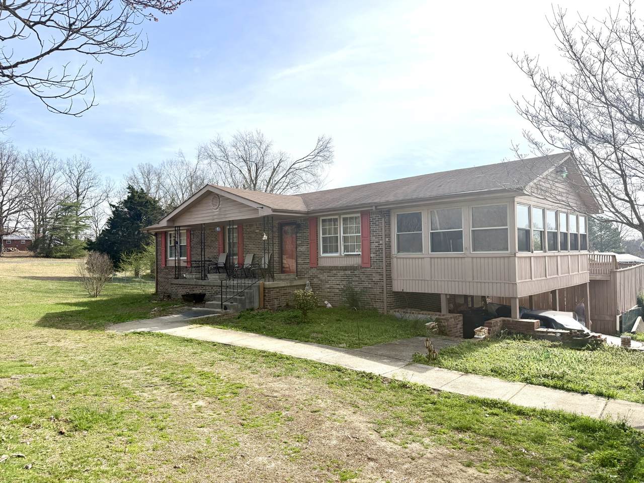 555 Eastside Dr - Photo 1
