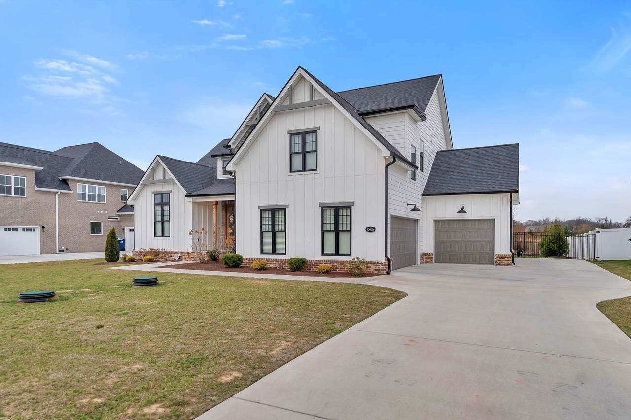 3806 Carriage Dr - Photo 1