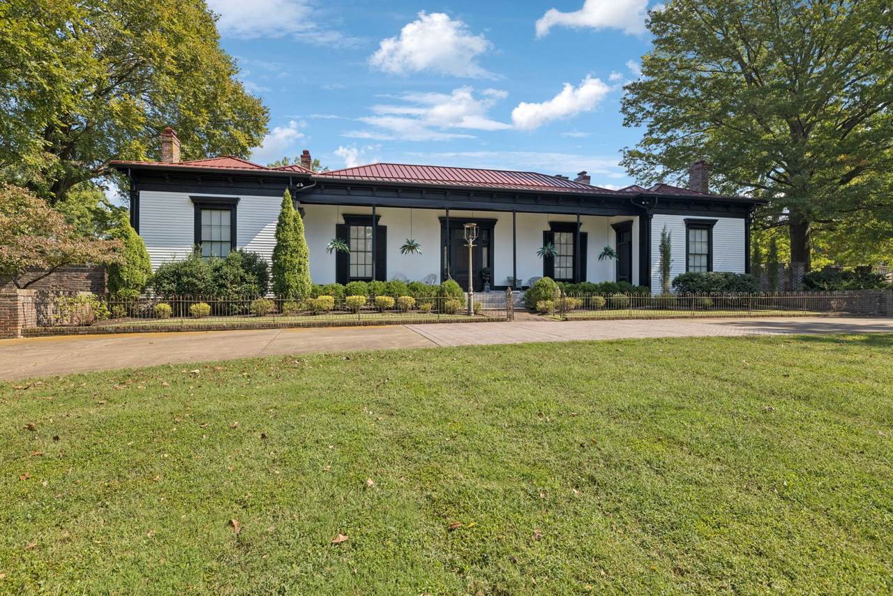 1512 Williamsport Pike - Photo 1