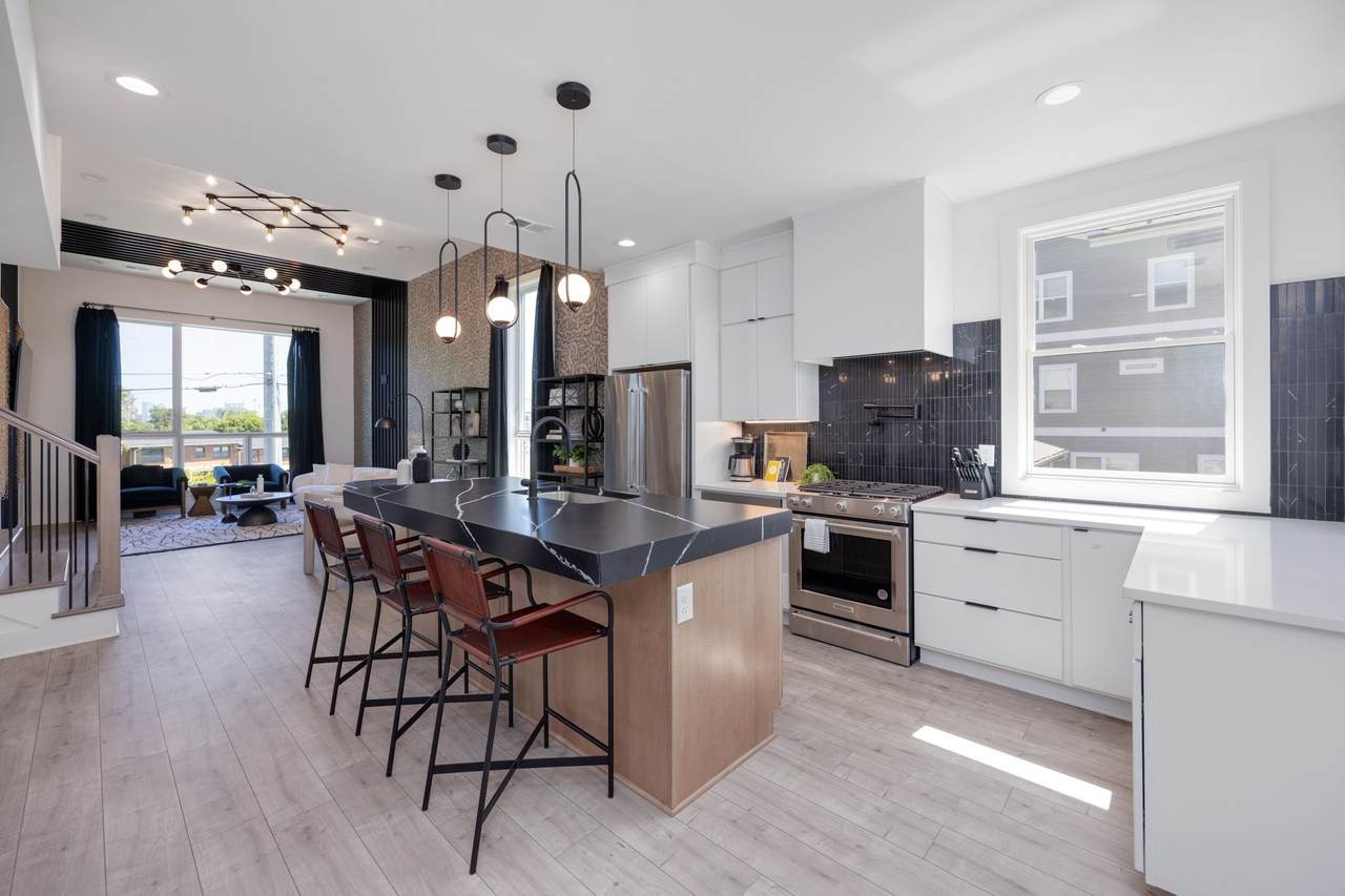 1007 Summit Ave - Photo 1